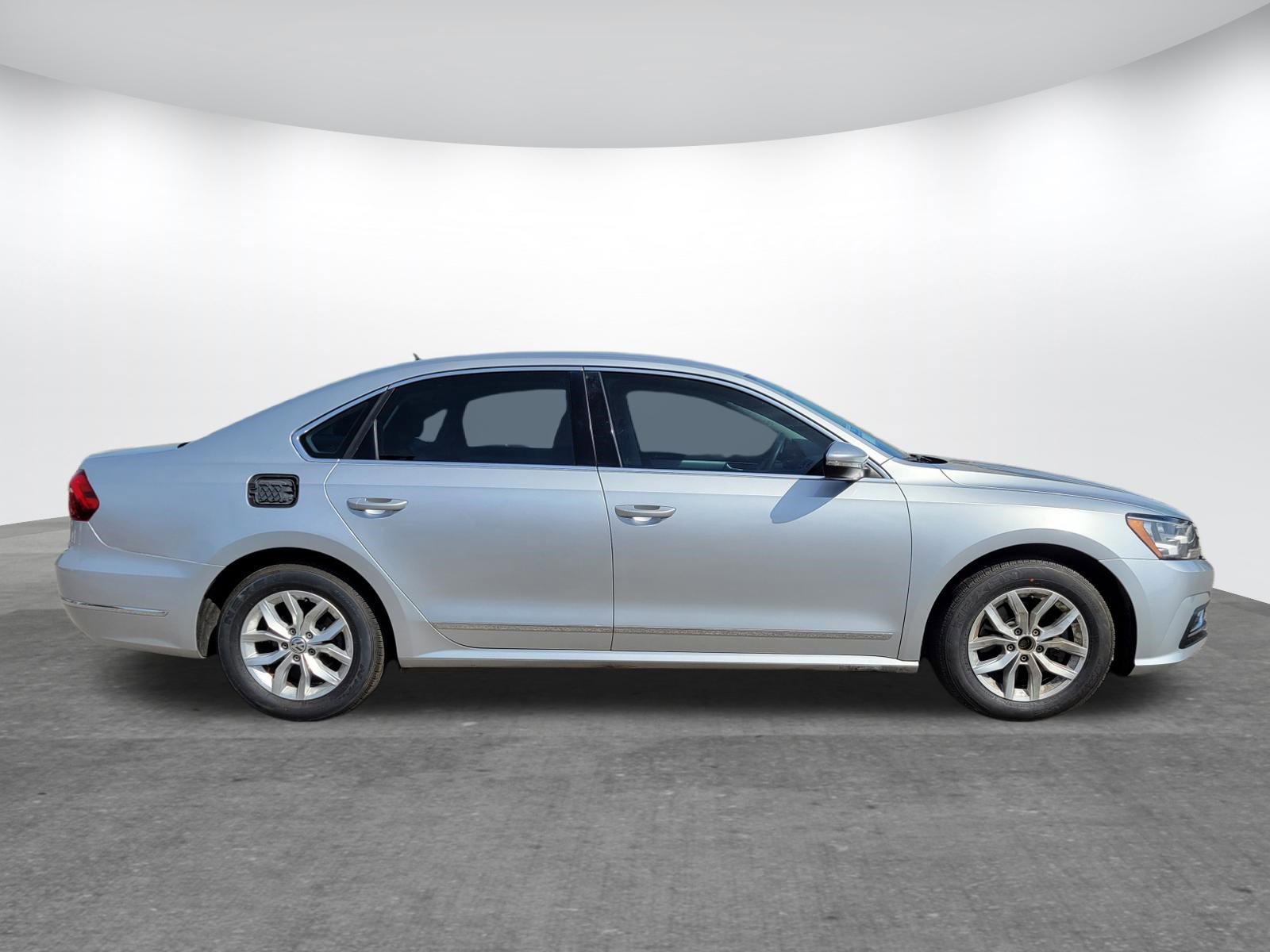 Used 2017 Volkswagen Passat 1.8T S image 2