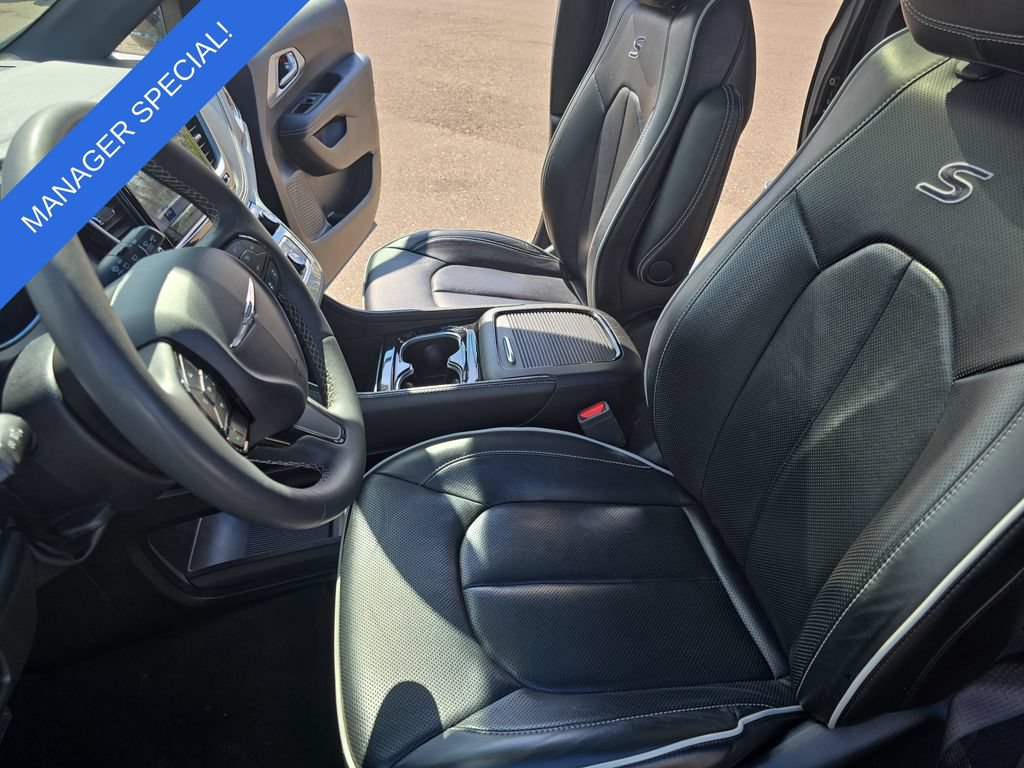 Used 2025 Chrysler Pacifica Limited FWD image 17
