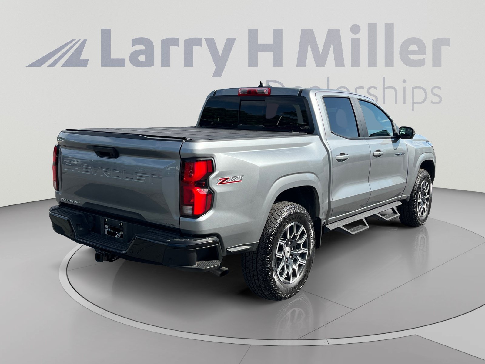 Used 2025 Chevrolet Colorado Z71 w/ Technology Package AWD/4WD image 5