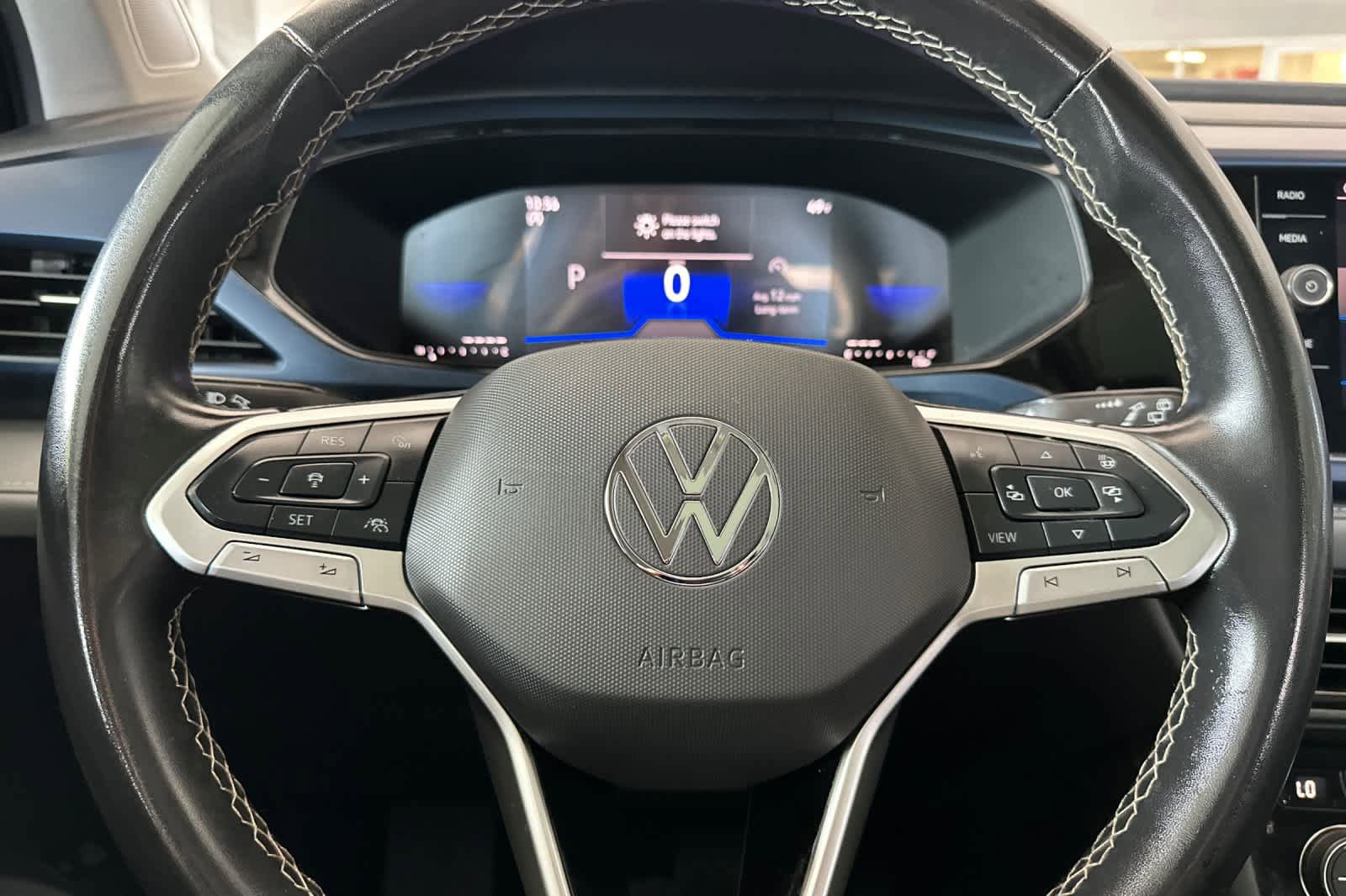Used 2024 Volkswagen Taos SE w/ Panoramic Sunroof Package FWD image 25
