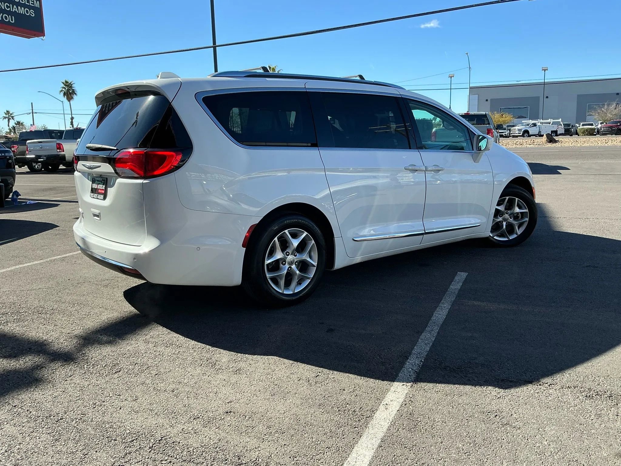 Used 2018 Chrysler Pacifica Touring-L w/ Advanced Safetytec Group image 4