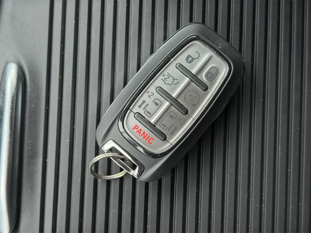Used 2023 Chrysler Pacifica Limited w/ Uconnect Theater Family Group FWD image 31