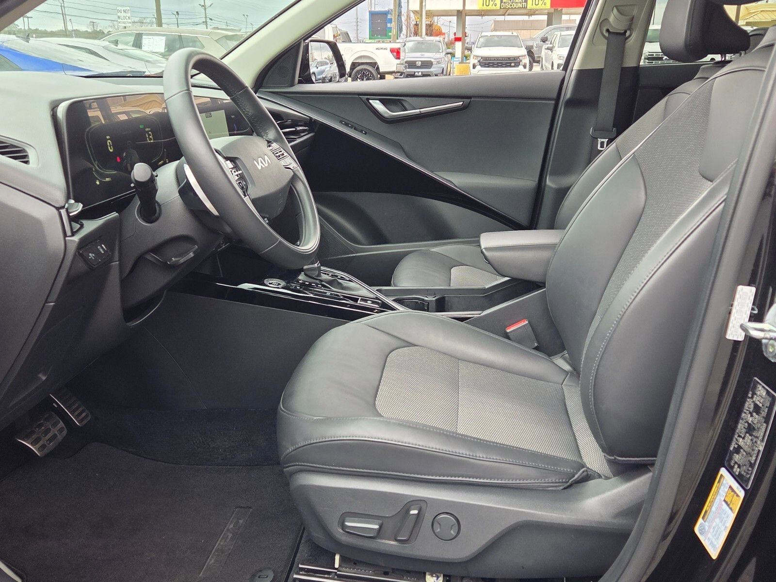 Used 2023 Kia Niro EX Touring image 5