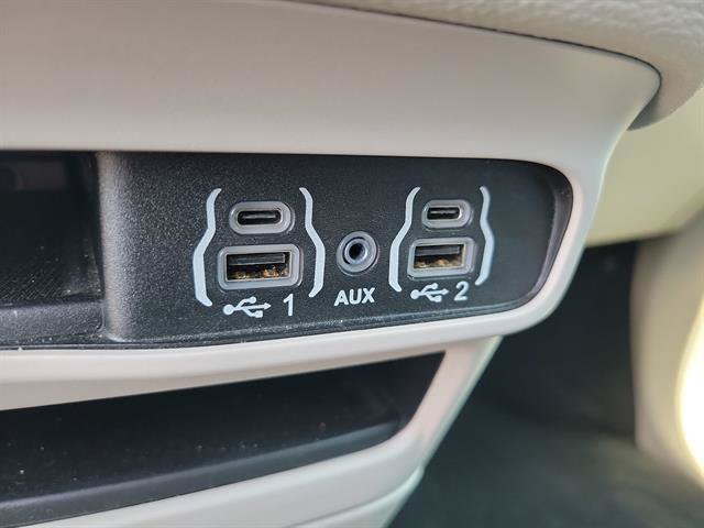 Used 2024 Chrysler Pacifica Limited FWD image 22