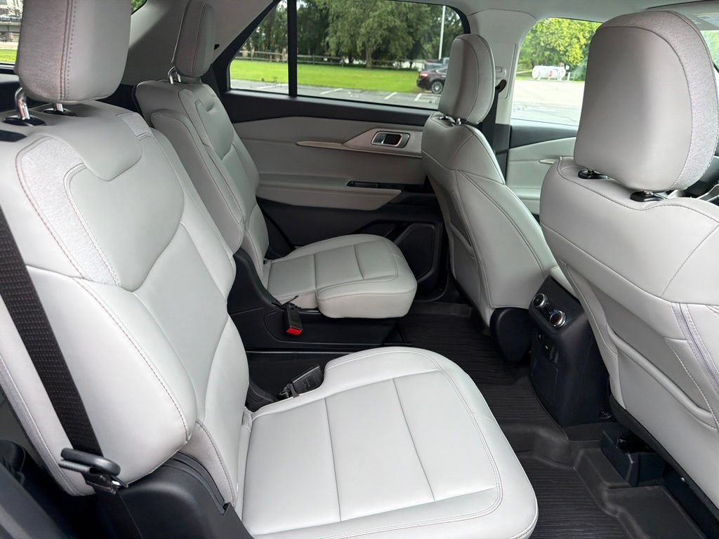 Used 2025 Ford Explorer Active w/ Active Comfort Package AWD/4WD image 12