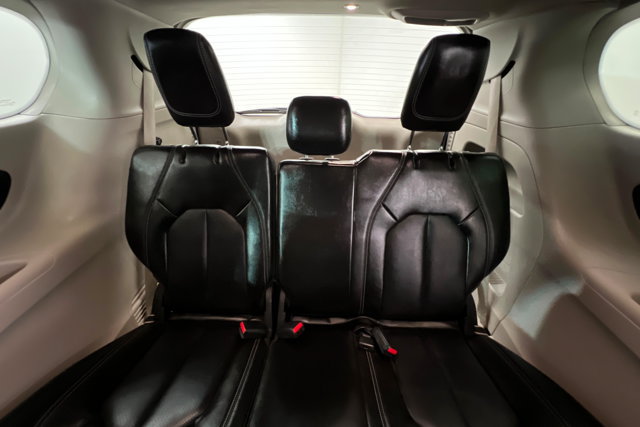 Used 2023 Chrysler Pacifica Touring-L FWD image 21