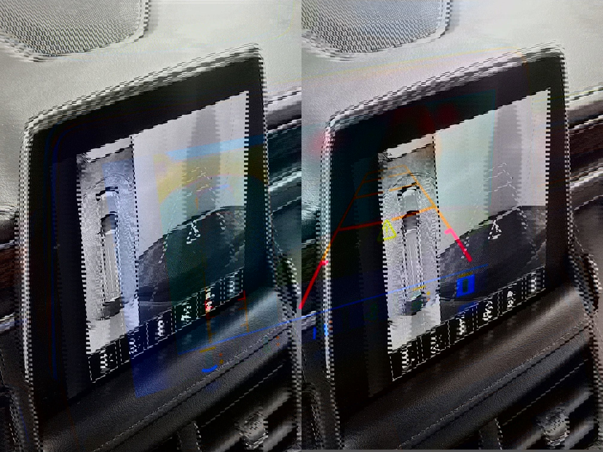 Used 2023 Chevrolet Suburban High Country image 3