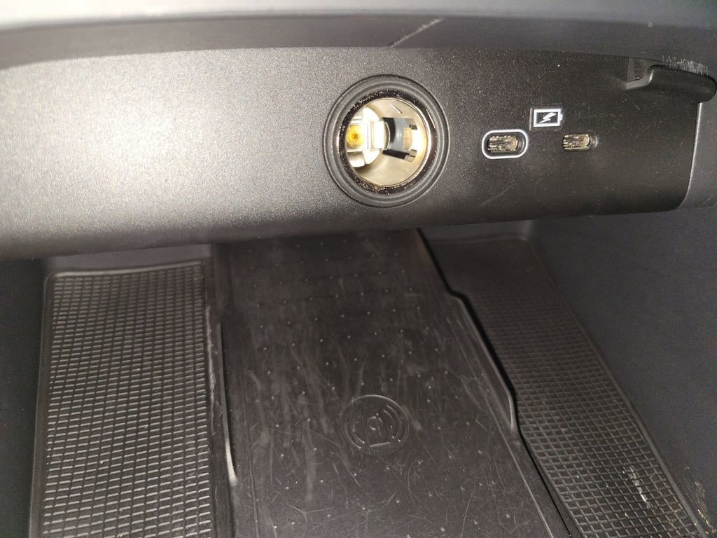 Used 2022 Volvo XC40 P8 Recharge Ultimate image 22