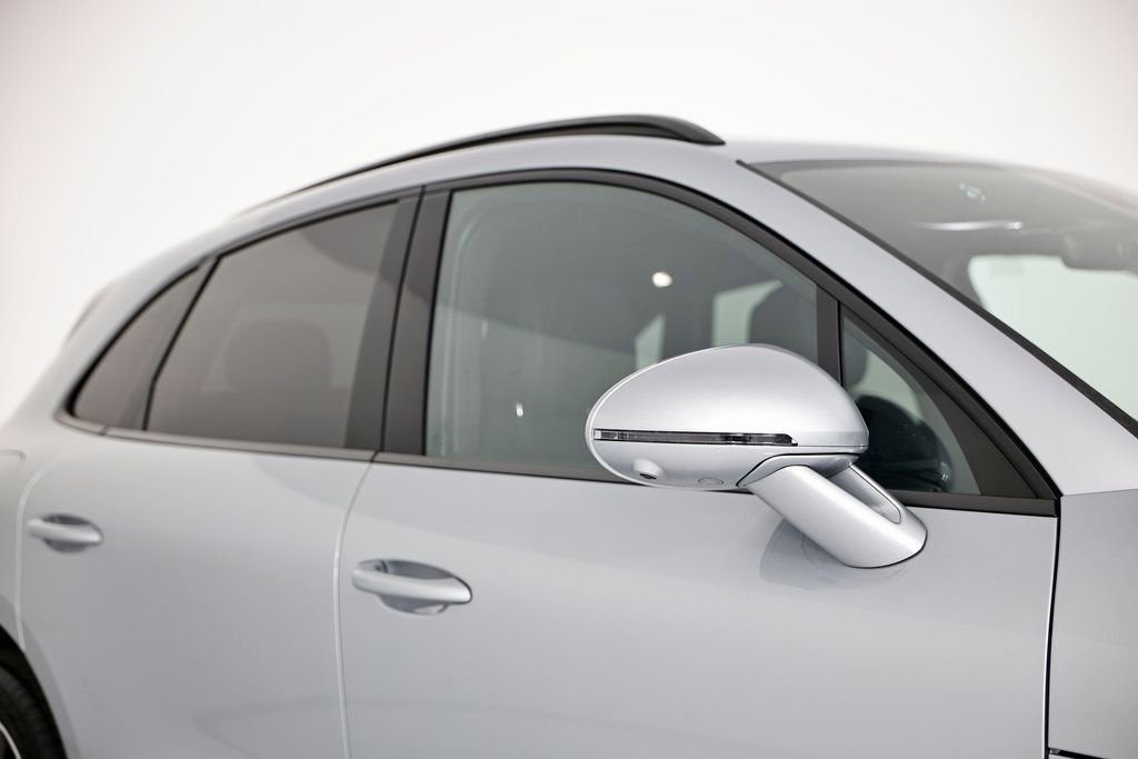 Certified 2025 Porsche Macan image 17
