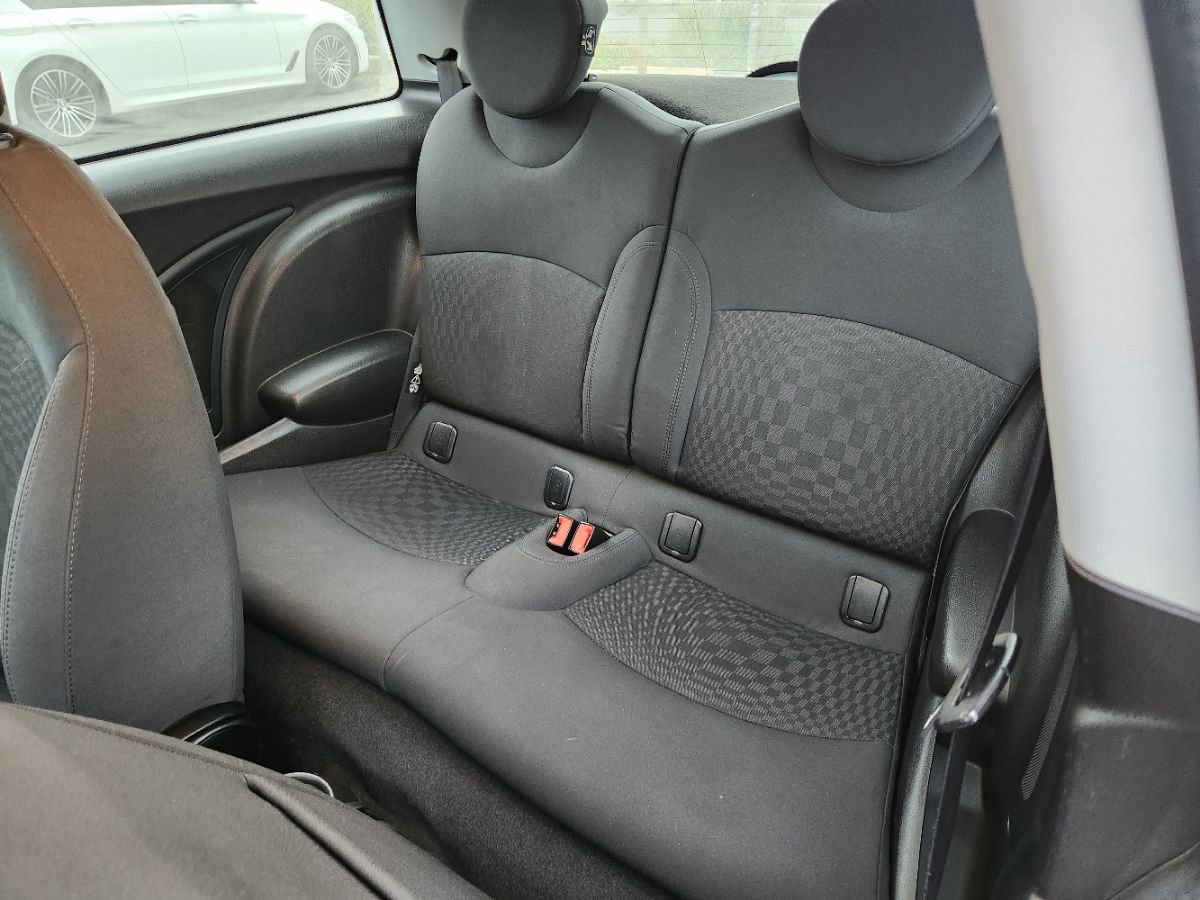 Used 2010 MINI Cooper Hardtop image 8