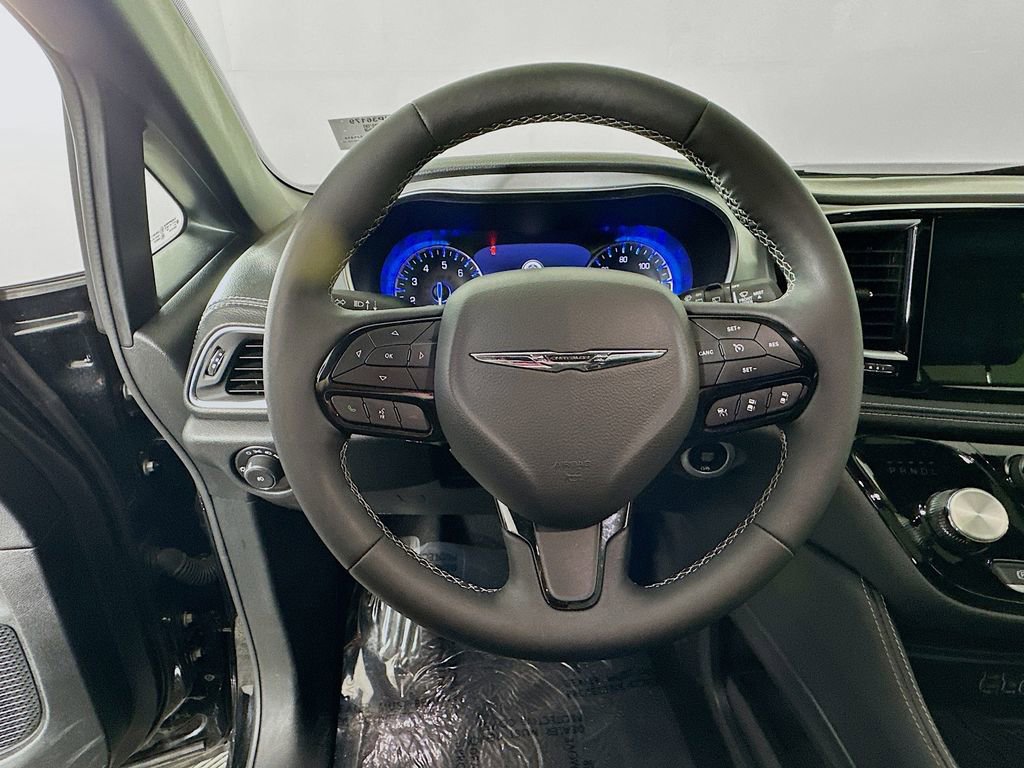 Used 2025 Chrysler Pacifica Limited FWD image 16