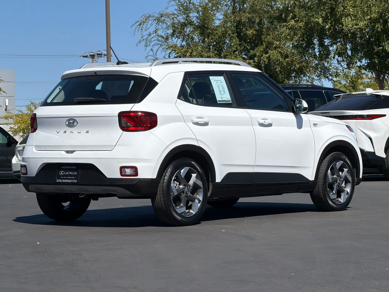 Used 2025 Hyundai Venue SEL FWD image 2