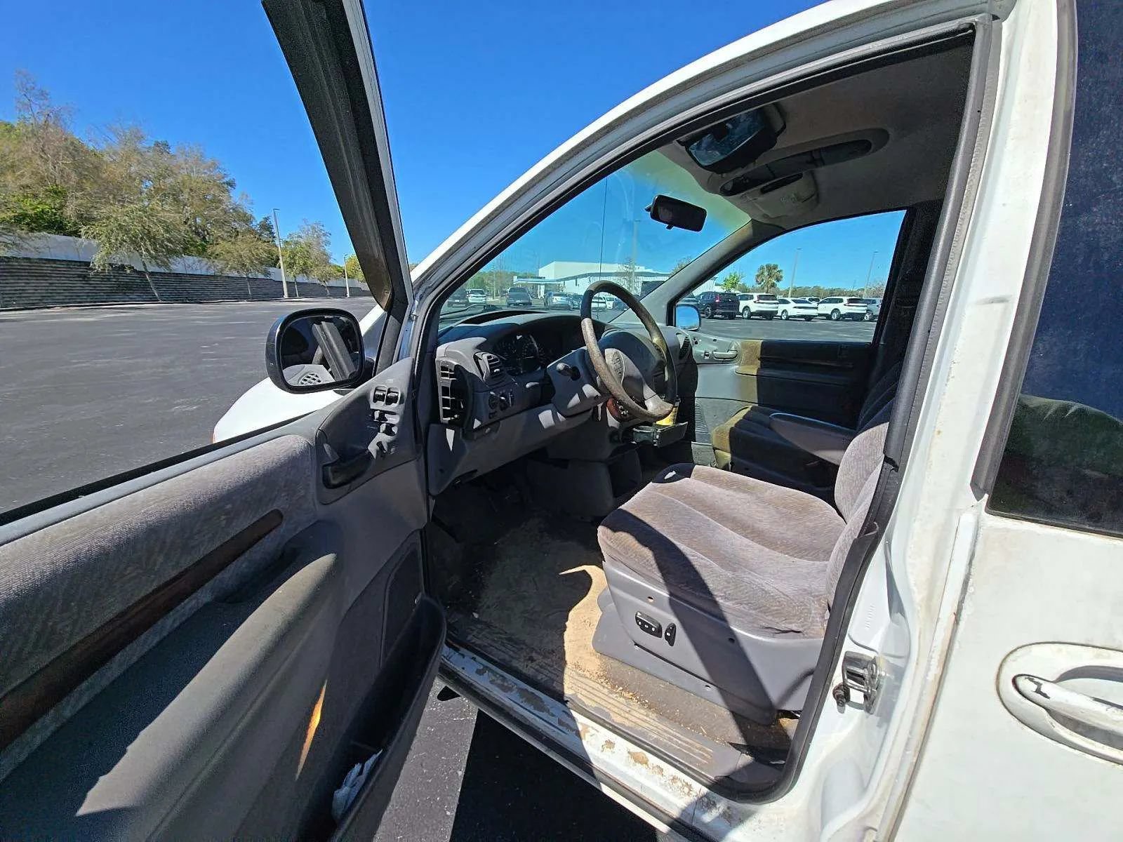 Used 2000 Chrysler Town & Country LX FWD image 5
