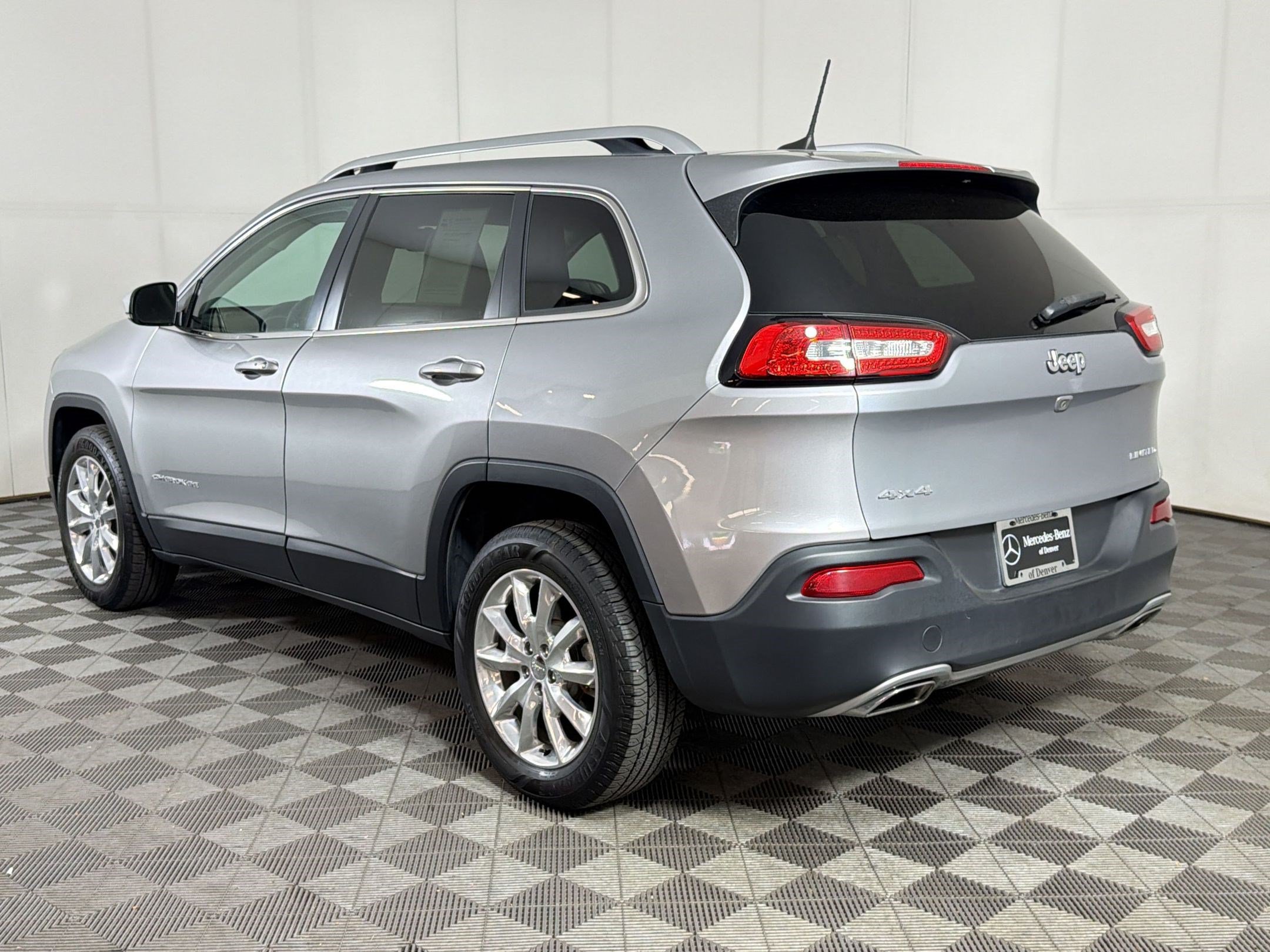 Used 2016 Jeep Cherokee Limited AWD/4WD image 3