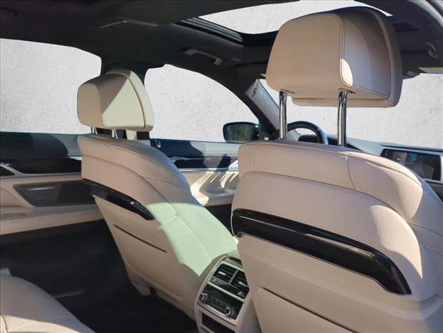 Used 2019 BMW 750i w/ M Sport Package image 16