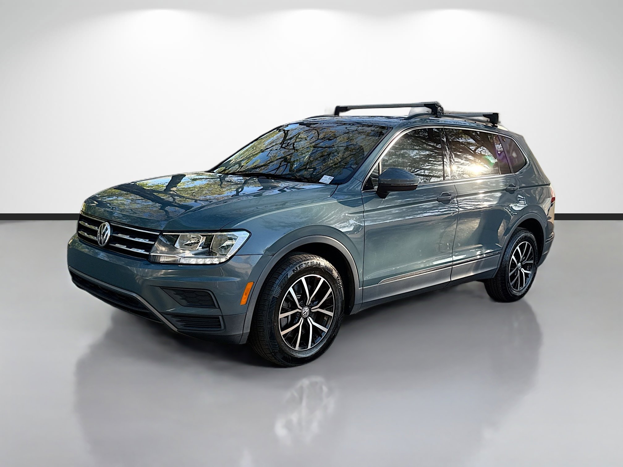 Used 2021 Volkswagen Tiguan SE w/ Panoramic Sunroof Package image 7