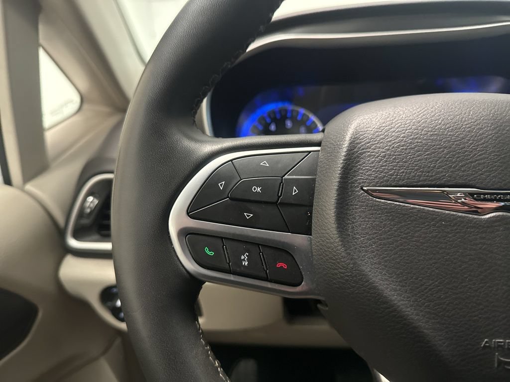 Used 2023 Chrysler Pacifica Touring-L FWD image 30