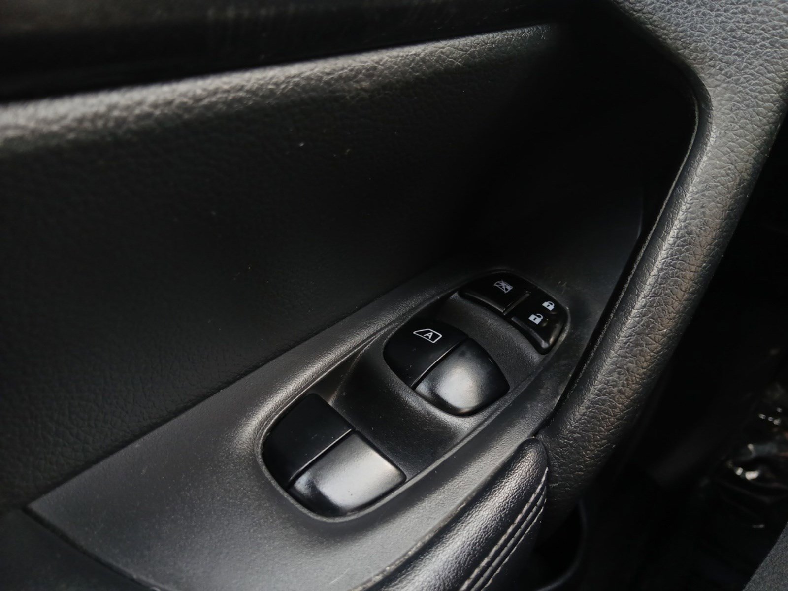 Used 2017 Nissan Rogue SV image 19