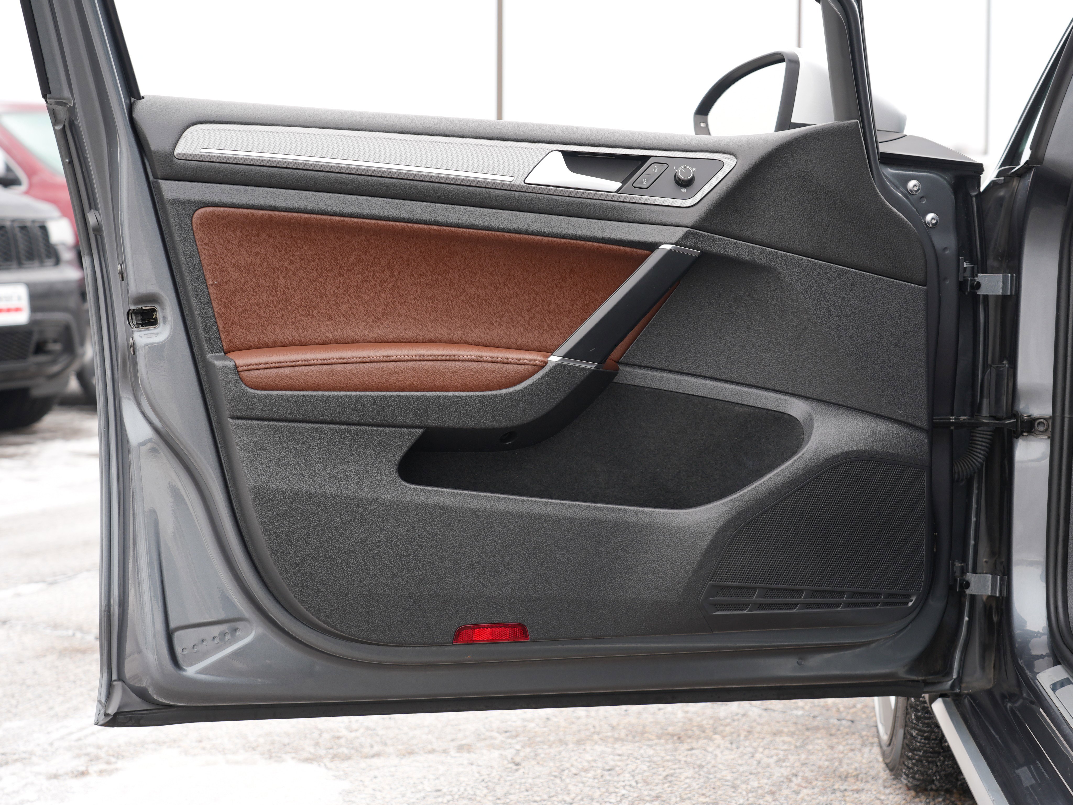 Used 2018 Volkswagen Golf Alltrack SEL image 15