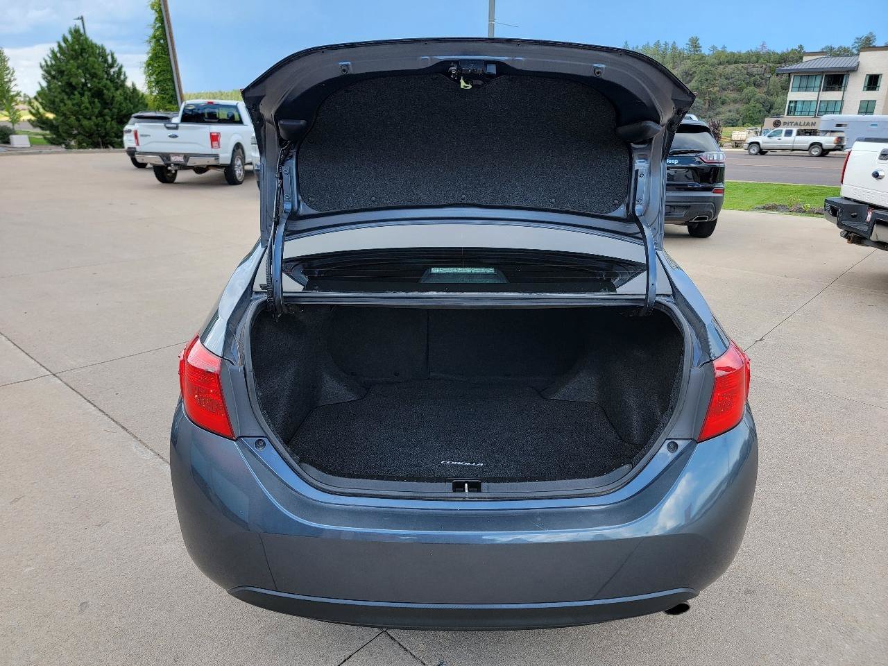 Used 2017 Toyota Corolla SE w/ Carpet Mat Package (TMS) FWD image 5