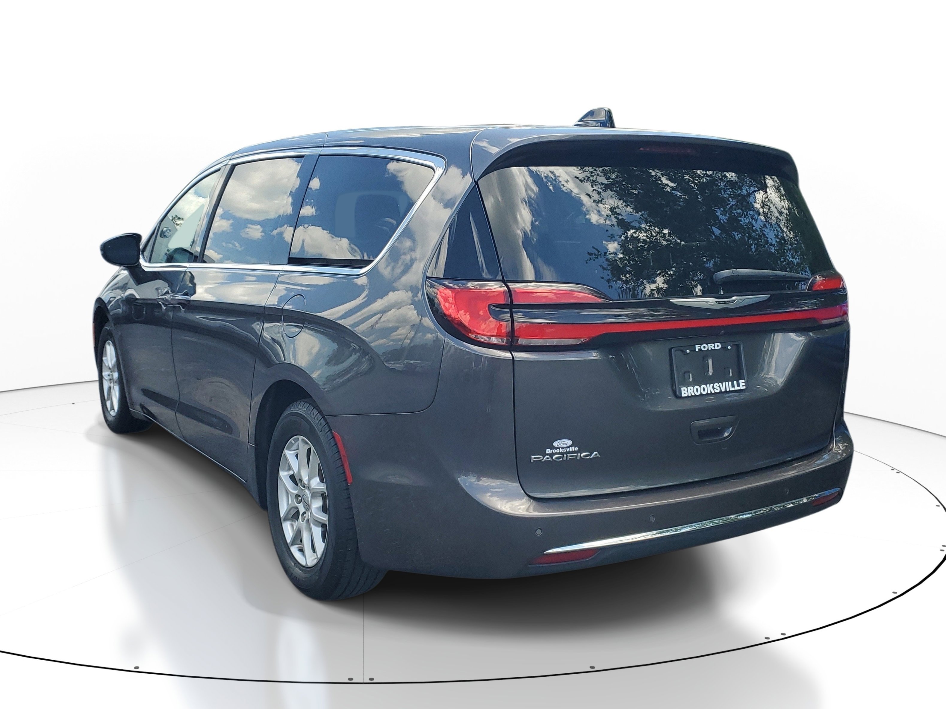 Used 2023 Chrysler Pacifica Touring-L FWD image 4
