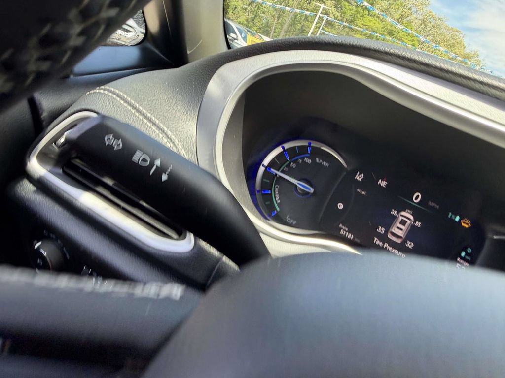 Used 2024 Chrysler Pacifica Limited FWD image 35