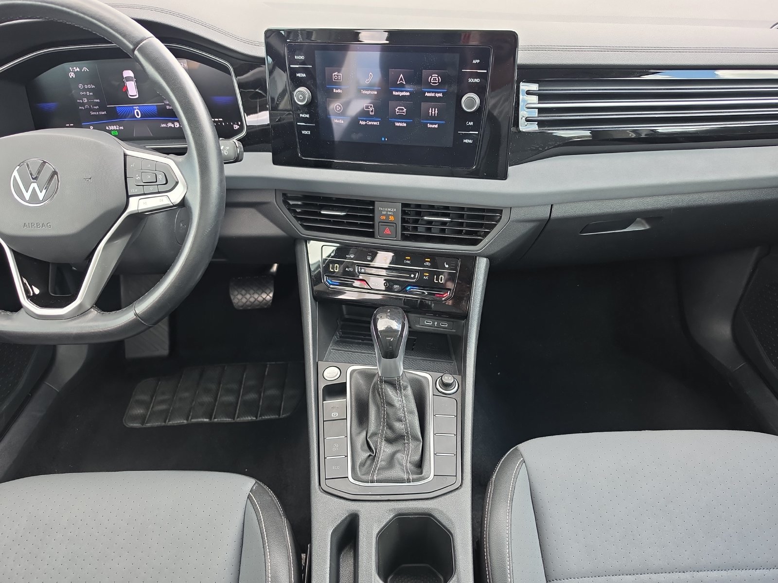 Used 2025 Volkswagen Jetta SE FWD image 11