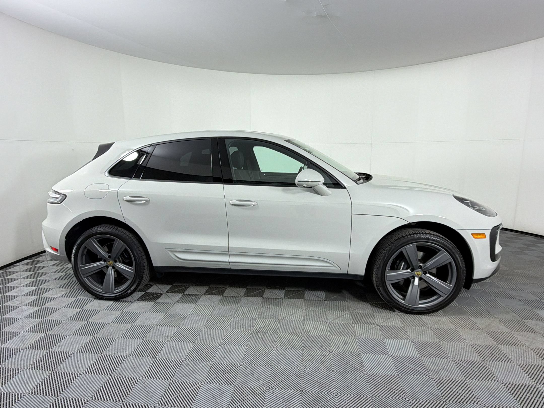 Certified 2025 Porsche Macan AWD/4WD image 9