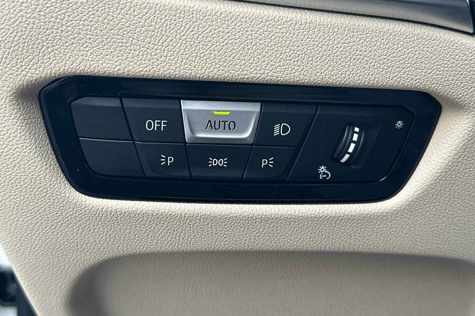 Used 2025 BMW 330i Sedan w/ Convenience Package image 39