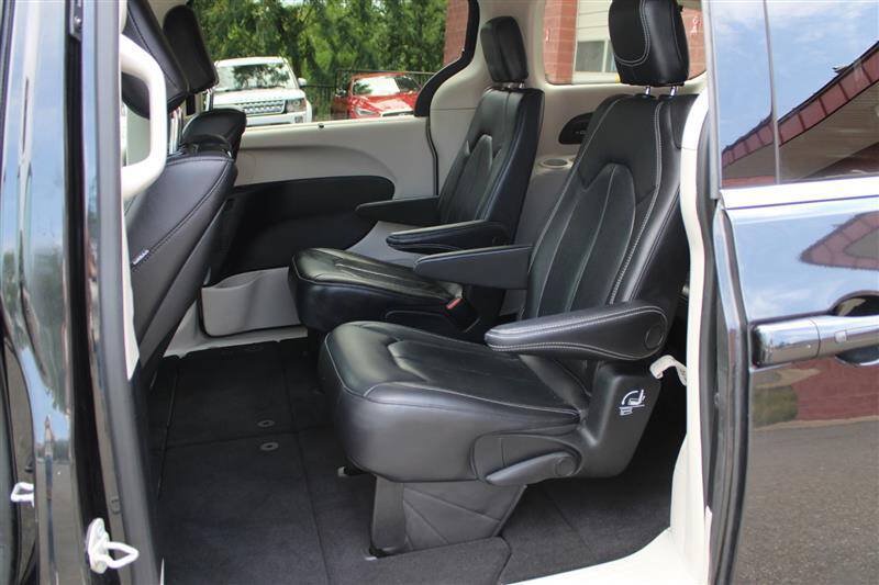 Used 2022 Chrysler Pacifica Touring-L w/ Uconnect Theater Family Group AWD/4WD image 20