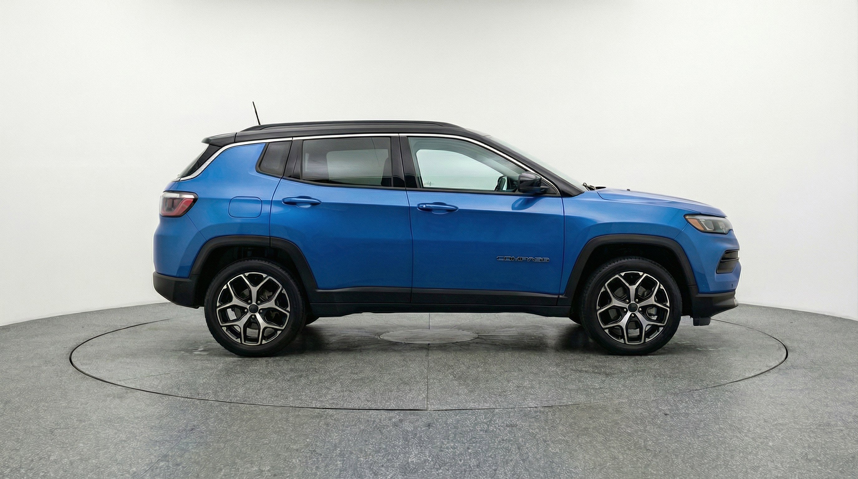 Used 2025 Jeep Compass Limited image 11
