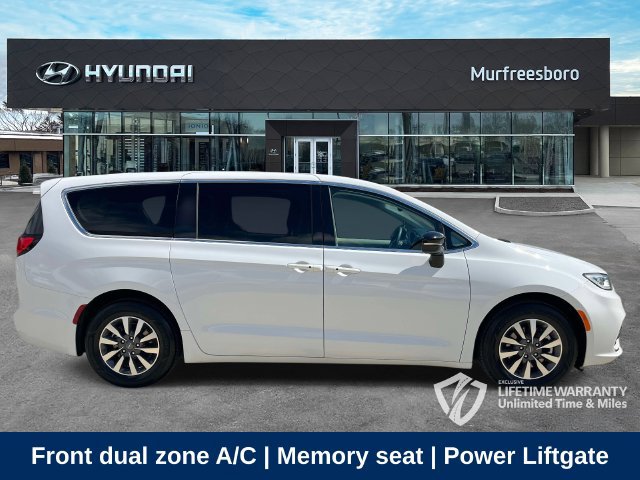 Used 2024 Chrysler Pacifica Limited FWD image 4