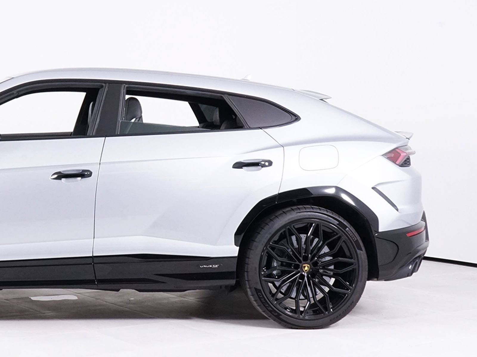 Used 2025 Lamborghini Urus SE AWD/4WD image 13