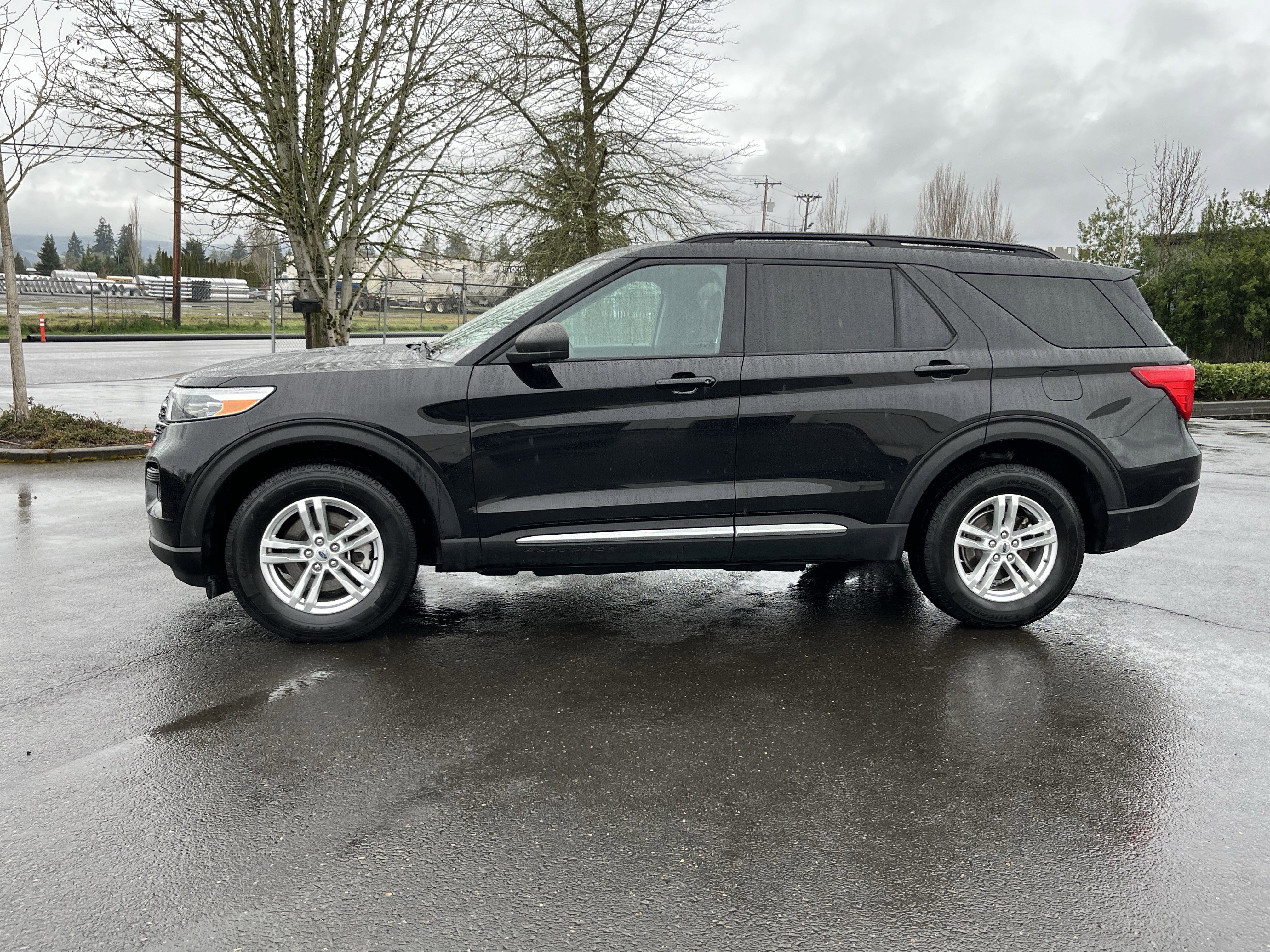 Used 2023 Ford Explorer XLT image 2