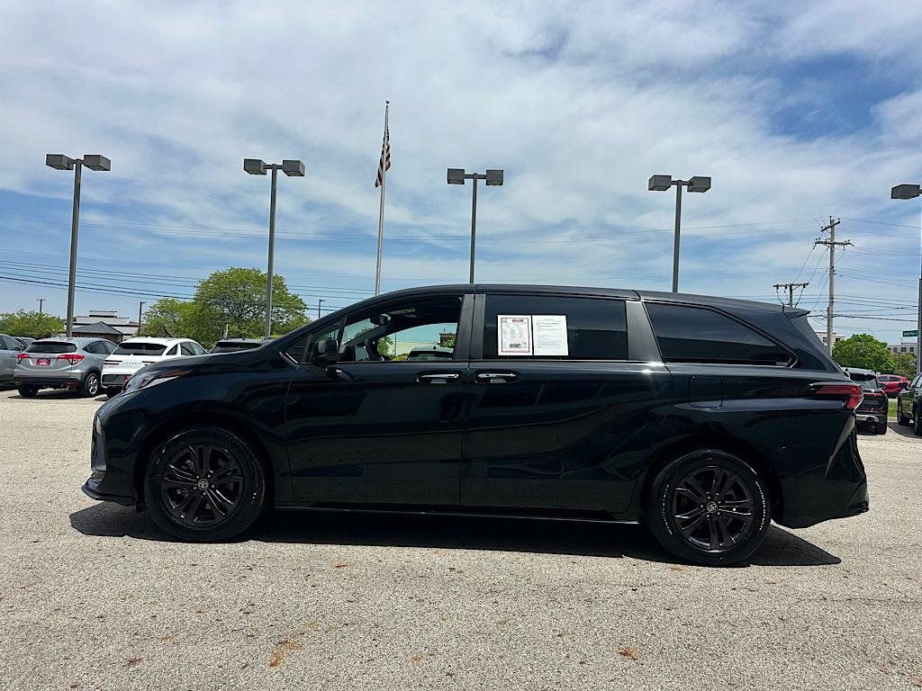 Used 2025 Toyota Sienna XSE AWD/4WD image 2