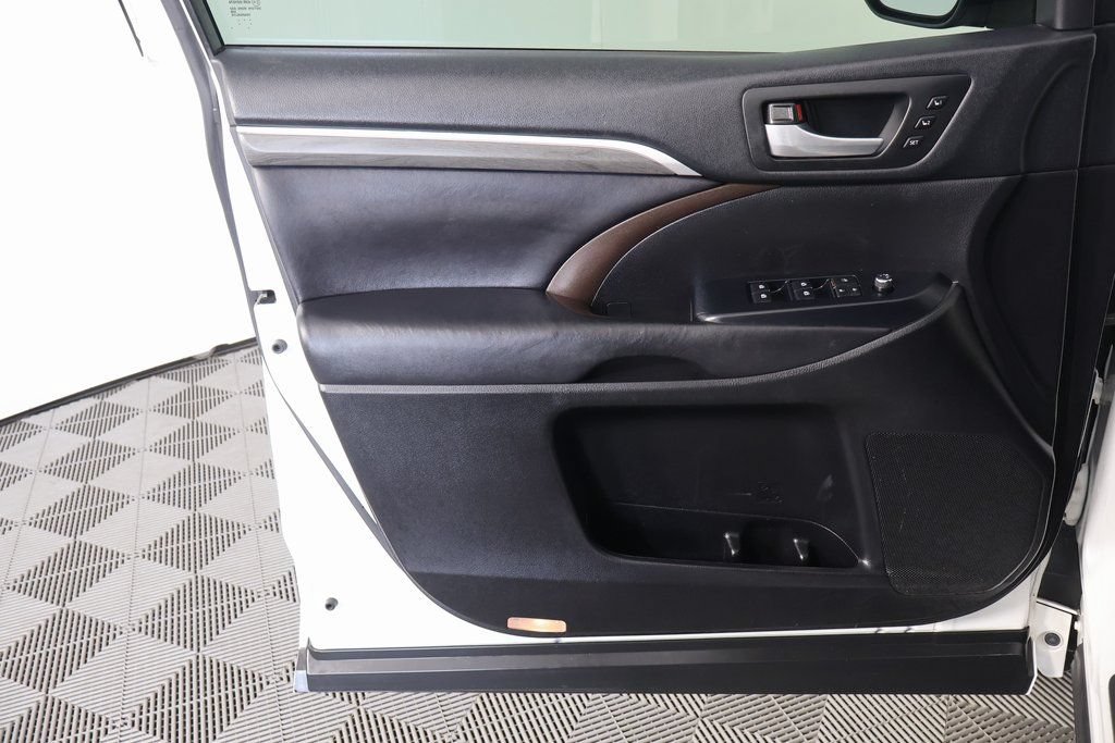 Used 2017 Toyota Highlander Limited w/ Carpet Mat Package AWD/4WD image 13