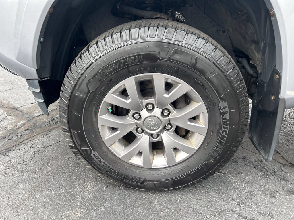 Used 2017 Toyota Tacoma SR5 AWD/4WD image 28