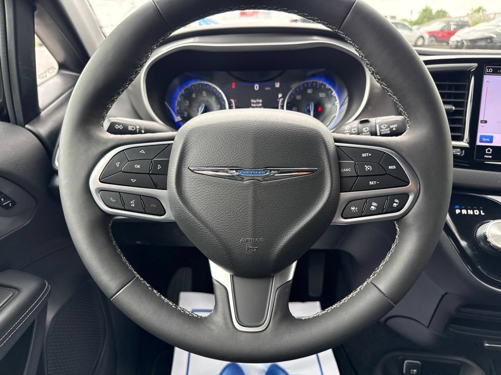 Used 2025 Chrysler Pacifica Select FWD image 13