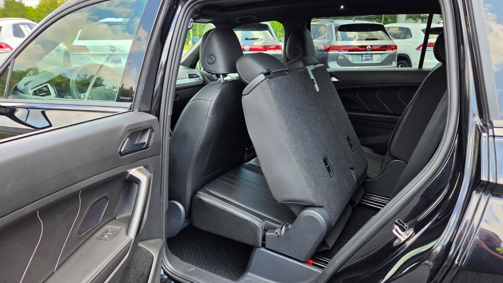 Used 2023 Volkswagen Tiguan SE R-Line FWD image 45