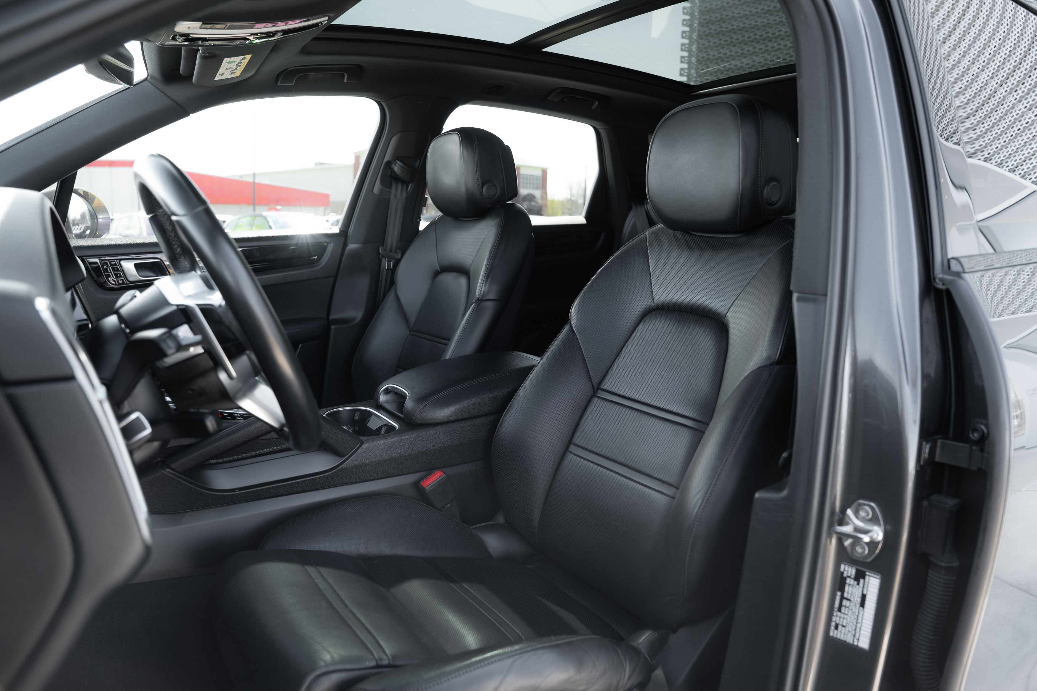 Used 2020 Porsche Cayenne image 25