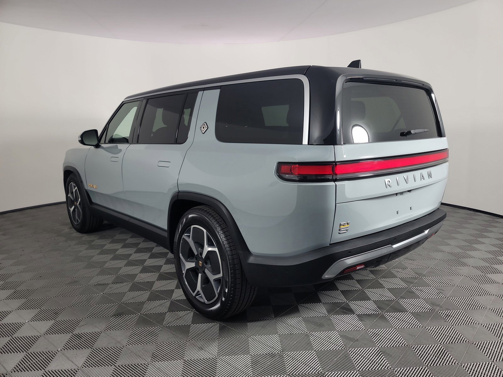 Used 2024 Rivian R1S Adventure AWD/4WD image 3
