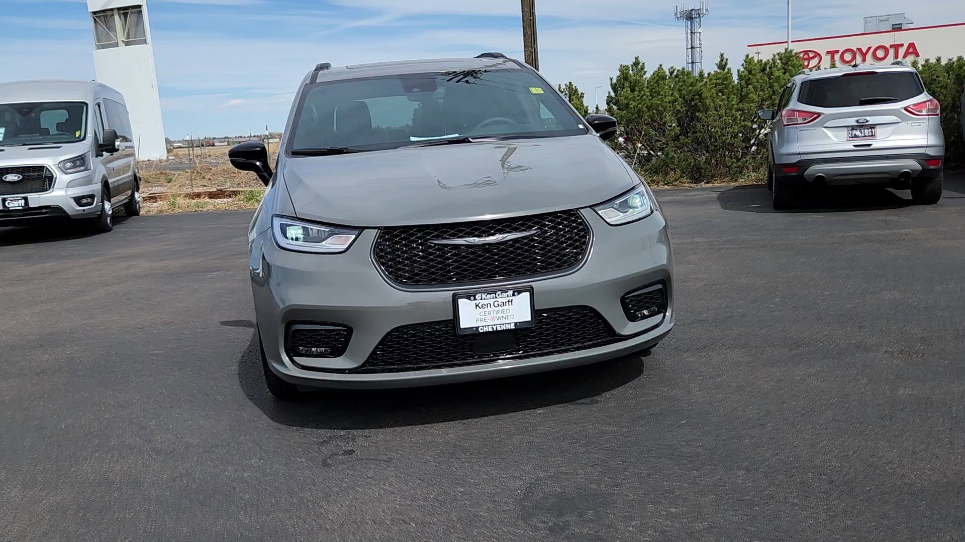 Used 2025 Chrysler Pacifica Limited image 4