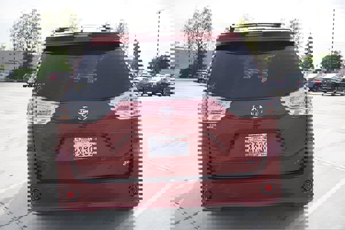 Used 2020 Toyota Sienna SE image 11