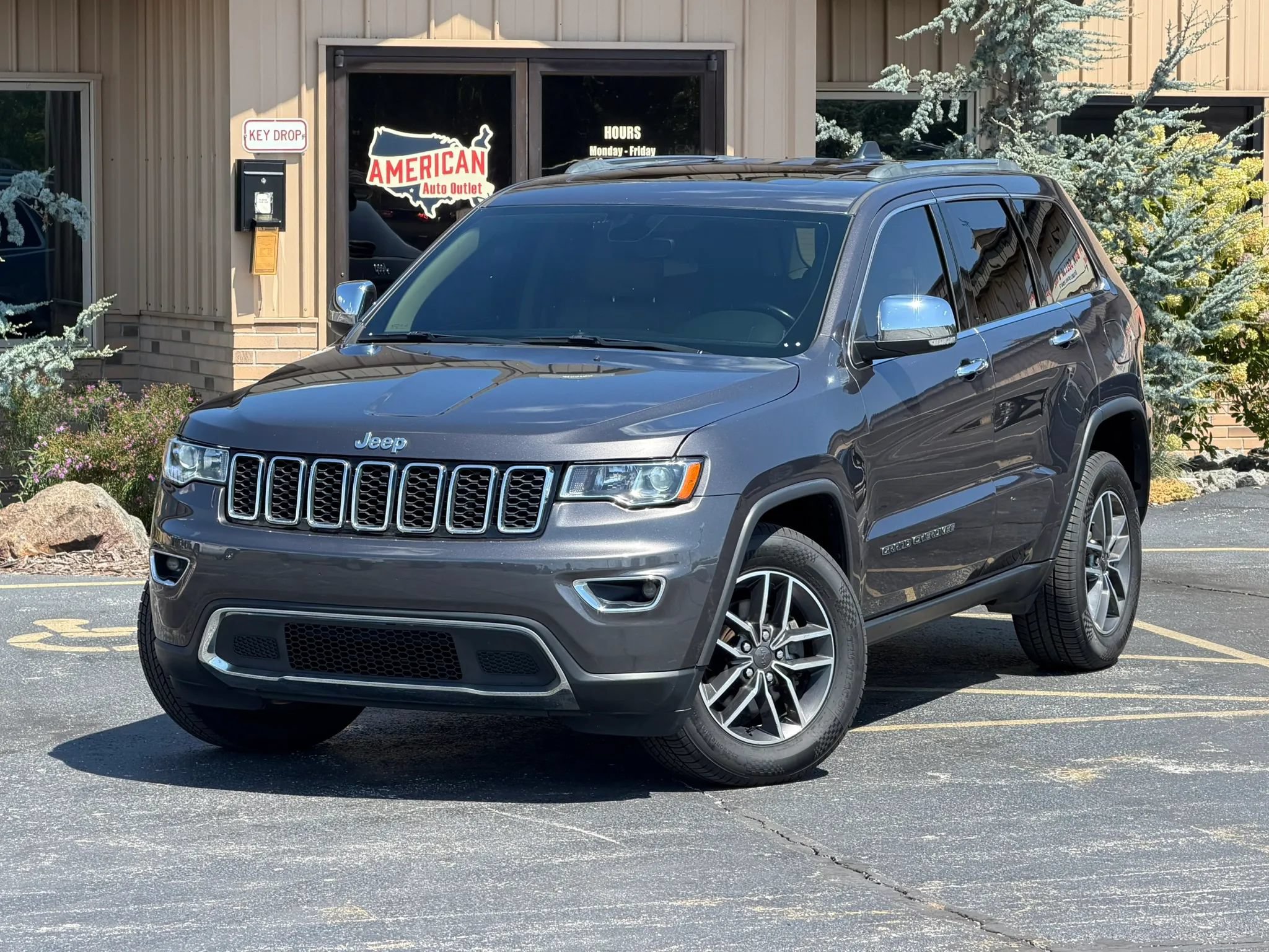 Used 2020 Jeep Grand Cherokee Limited AWD/4WD image 2