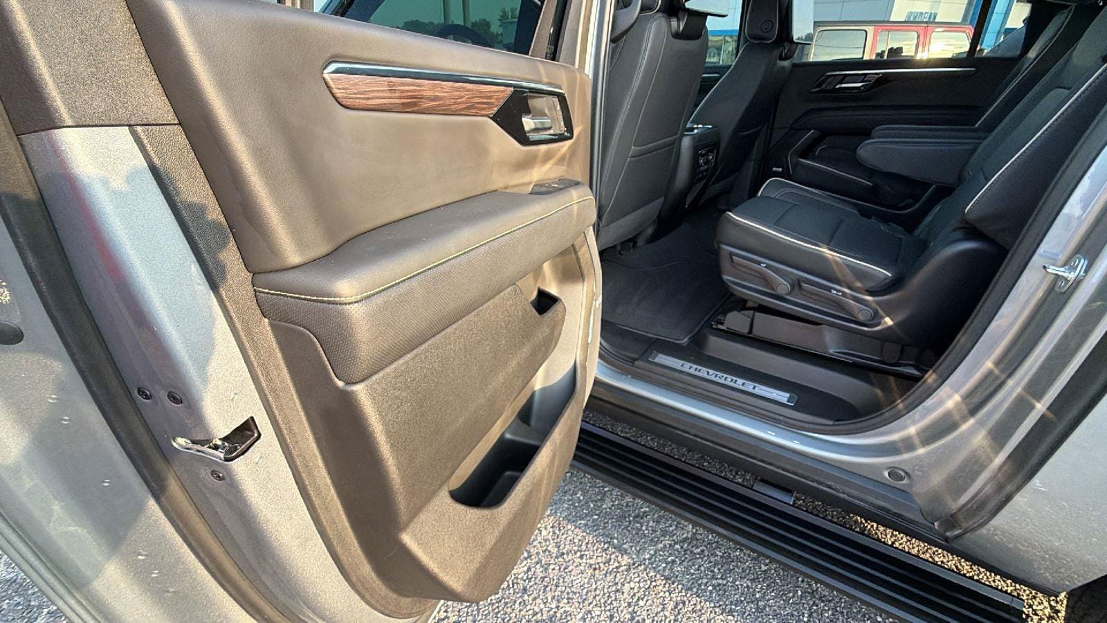 Used 2025 Chevrolet Suburban Premier AWD/4WD image 22