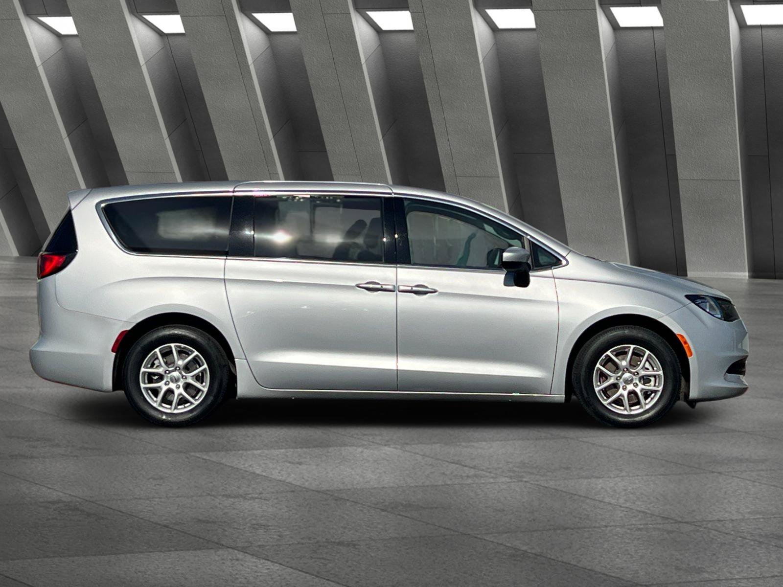 Used 2023 Chrysler Voyager LX FWD image 3