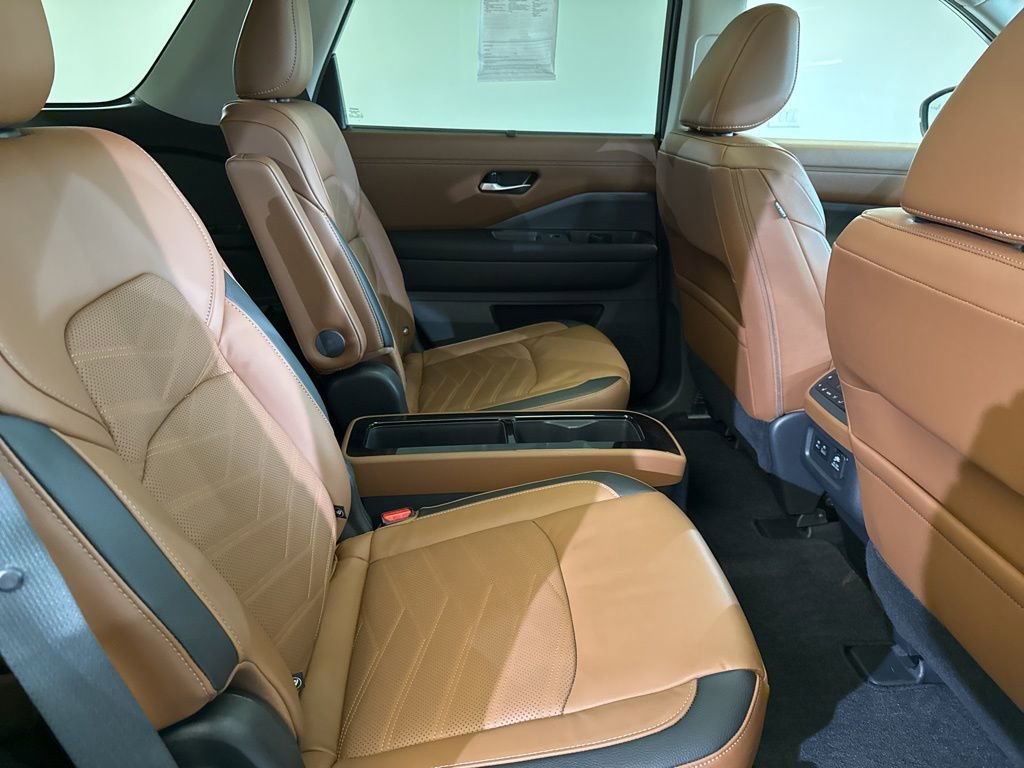 Used 2023 Nissan Pathfinder Platinum image 12