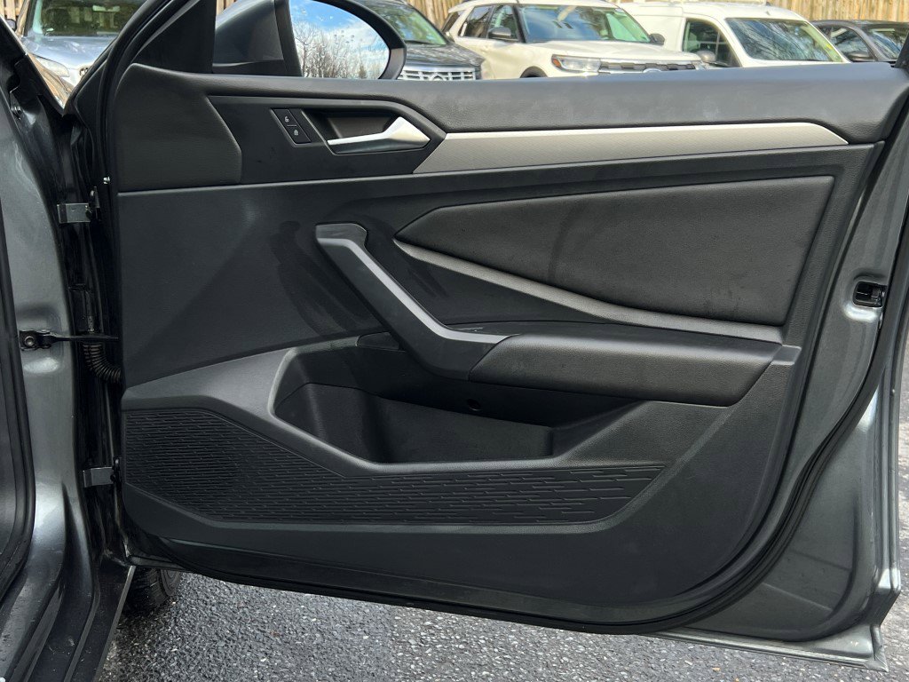 Used 2021 Volkswagen Jetta SE w/ SE Cold Weather Package image 9