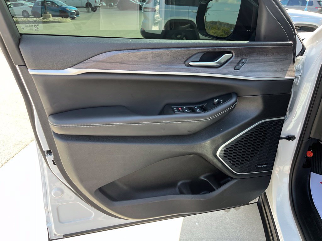 Used 2023 Jeep Grand Cherokee Limited AWD/4WD image 6