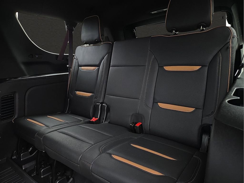 Used 2023 GMC Yukon XL AT4 w/ Technology Package image 9